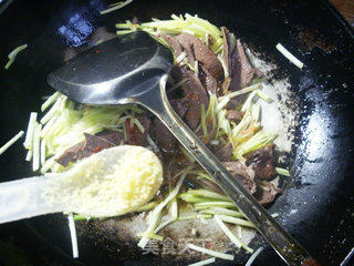 Stir-fried Pork Heart with Leek Sprouts recipe