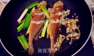 Scallion Roasted Tangerine Peel Small Yellow Croaker recipe