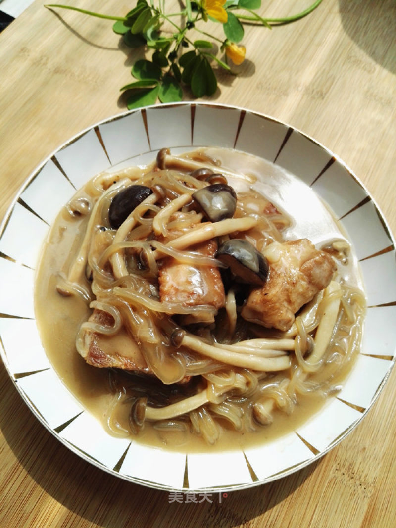 Braised Pork Ribs with Crab Mushroom Vermicelli recipe