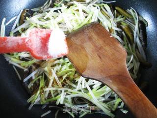 Stir-fried Eel with Leek Sprouts recipe