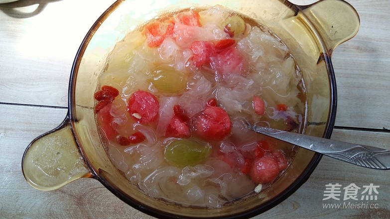 Fresh Tremella Fruit Soup recipe