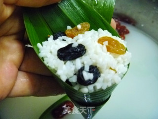 [yiru Private Health Staple Food] Use Zongzi to Convey Love---two-color Raisin Zongzi recipe