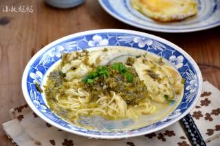 Yellow Fish Noodles with Pickled Vegetables recipe