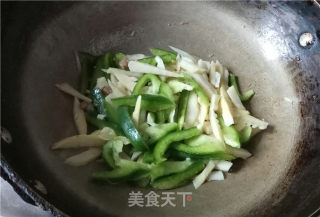 Stir-fried Beef with Bamboo Shoots and Green Peppers recipe