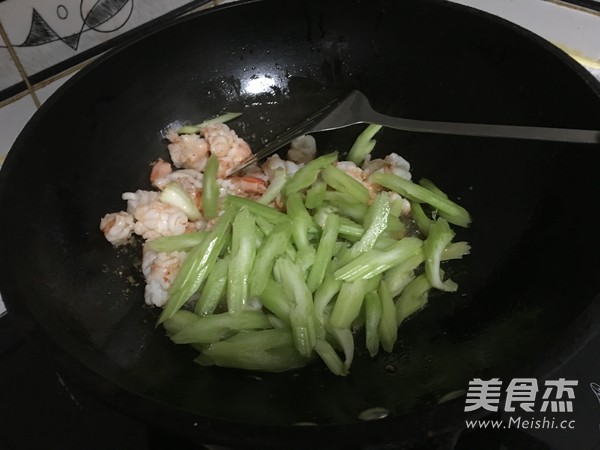 Fried Shrimp with Celery recipe