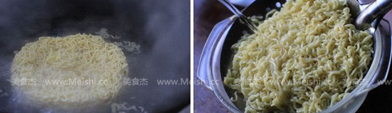 Stir-fried Instant Noodles with Three Fresh Ingredients recipe