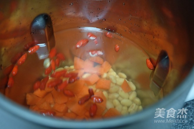 Chinese Wolfberry Carrot Soy Milk recipe