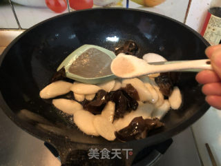 Fried Yam with Black Fungus recipe