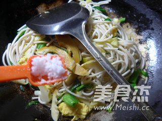 Stir-fried Noodles with Cabbage Egg and Bamboo Shoots recipe