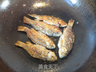 Roasted Crucian Carp with Fungus recipe