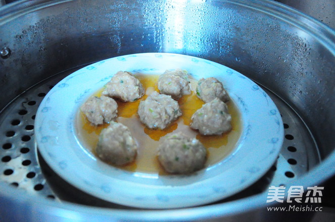 Meat and Vegetable Pairing-lychee Meatballs with Pouring Sauce recipe