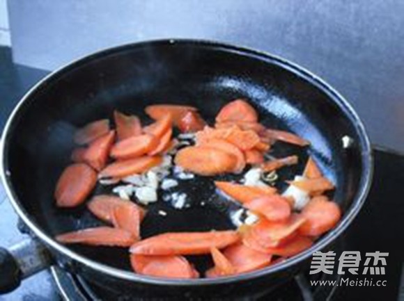 Stir-fried Melon Slices with Carrots recipe