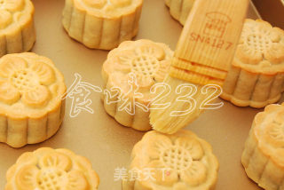 Cantonese Style Jujube Mud Pine Nut Mooncake recipe