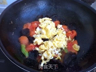 Scrambled Eggs with Tomato Fungus recipe