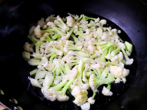 Bullishness-stir-fried Cauliflower with Beef recipe