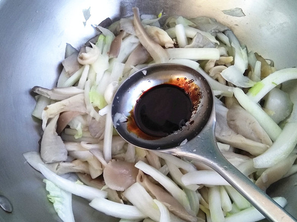 Braised Oyster Mushrooms with Chinese Cabbage recipe