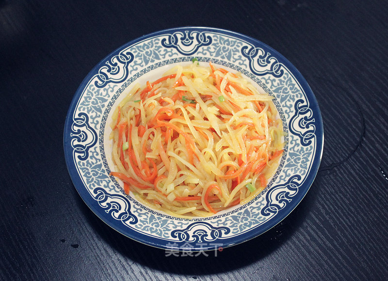 Stir-fried Potato Shreds with Carrots recipe
