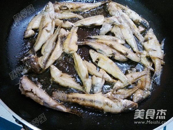 Braised Small Fish with Pickled Vegetables recipe