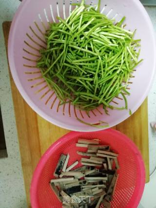 Stinky Dry Stir-fried Artemisia recipe