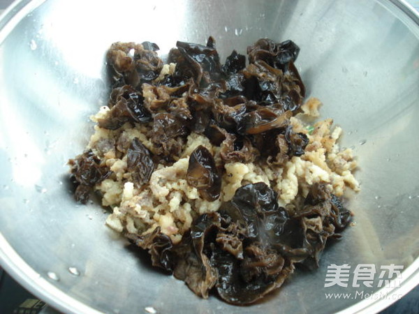 Stir-fried Pork Noodles with Fungus recipe