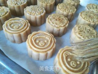 Cantonese-style Moon Cakes-moon Cakes with Lotus Seed Paste and Egg Yolk recipe