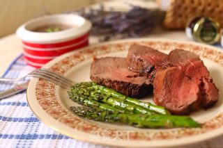 【black Pepper Beef Tenderloin】served with Garlic and Mushroom Sauce recipe