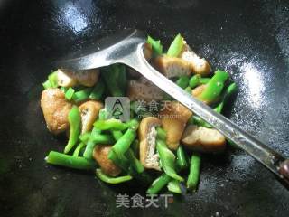 Stir-fried Plum Beans with Tofu in Hot Pepper Oil recipe