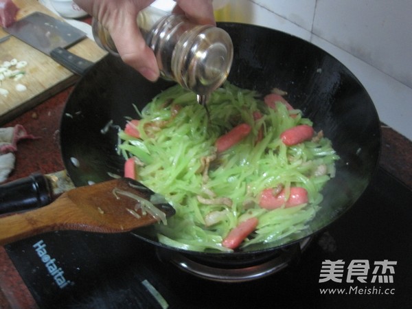 Stir-fried Shredded Lettuce with Small Sausage recipe