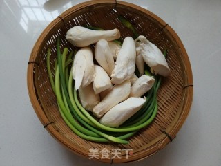 Stir-fried Pleurotus Eryngii with Garlic Sprouts recipe