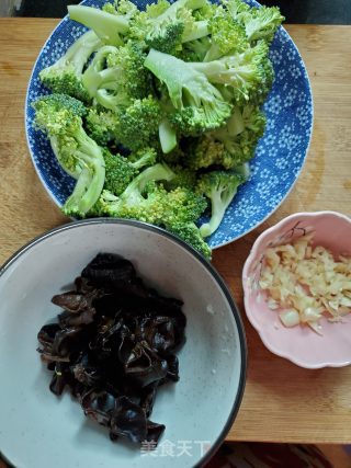 Stir-fried Black Fungus with Broccoli recipe