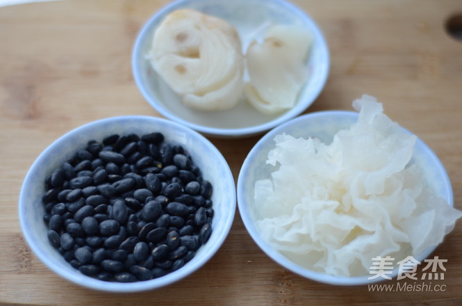 Tremella Lily Black Soy Milk recipe