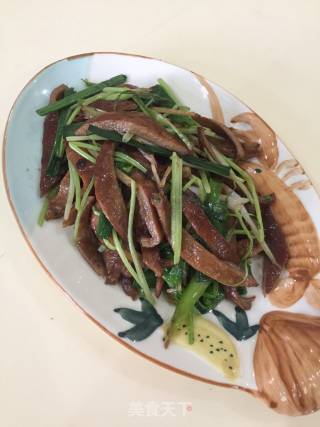 Stir-fried Pork Tripe with Parsley and Garlic Sprouts recipe