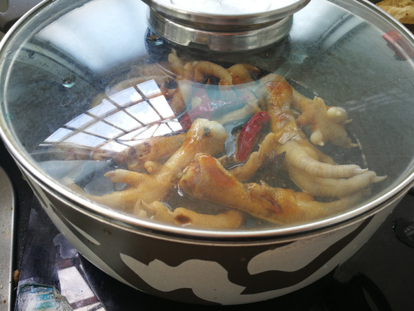 Sauce-flavored Braised Chicken Feet recipe