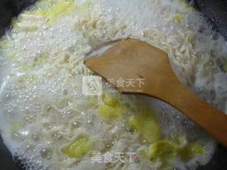 Rippled Noodles with Minced Pork and Baby Cabbage recipe