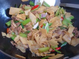Stir-fried Bean Curd with Celery recipe