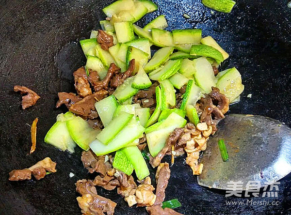 Stir-fried Pork Heart with Zucchini recipe