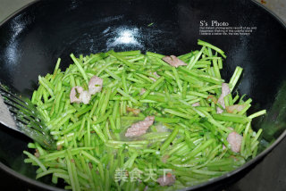 Fresh and Small Stir-fry in Winter-stir-fried Shredded Pork with Wormwood recipe