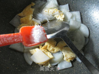 Boiled Vermicelli with Duck Egg and Radish recipe