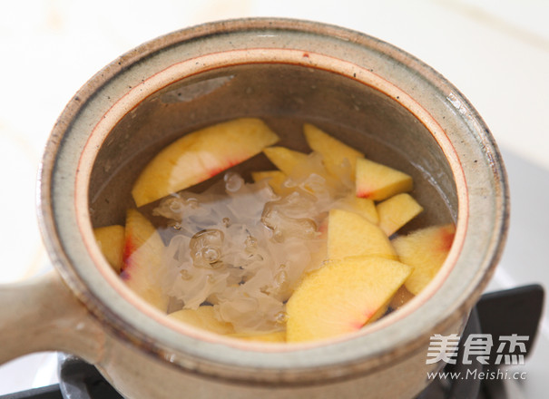 Rose Yellow Peach Snow Ear Soup recipe