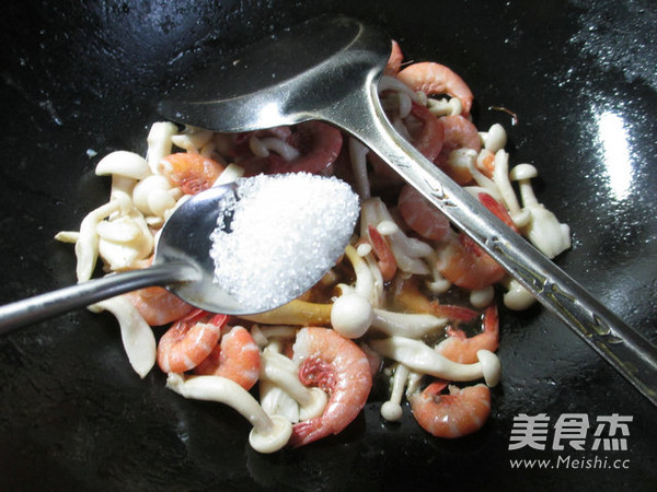 Fried Sea Prawns with White Jade Mushroom recipe