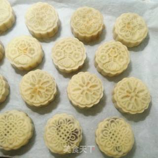 Mooncake with Lotus Seed Paste and Egg Yolk recipe