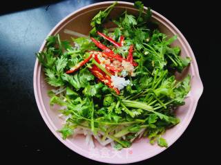 Coriander Mixed with Shredded White Radish recipe