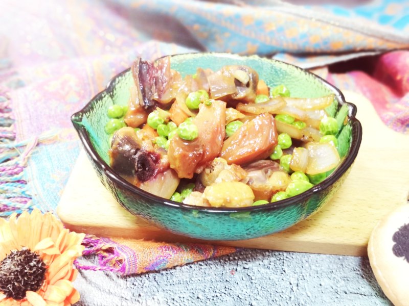 Stir-fried Cured Chicken Drumsticks with Onion and Peas