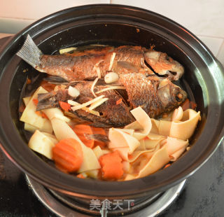 Thousands of Carrots and Crucian Carp in Clay Pot recipe