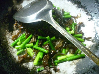 Stir-fried Garlic Sprouts with Dried Black Fungus recipe