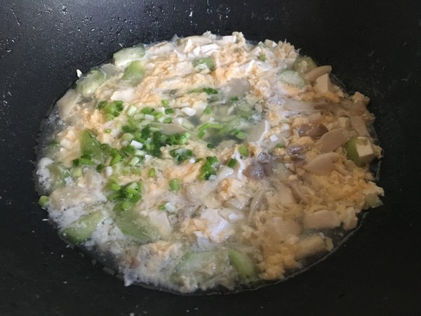 Fresh Mushroom Loofah and Egg Soup recipe