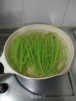 Stir-fried Shredded Potatoes with Celery recipe