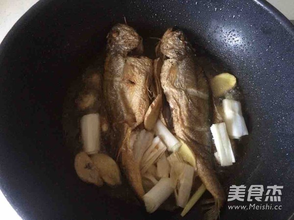 Homemade Roasted Yellow Croaker (fried Fish Intact and Not Broken) recipe