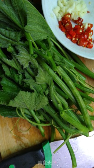 Stir-fried Pumpkin Vine with Lard recipe