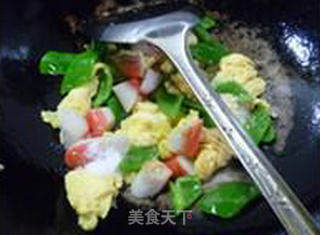 Scrambled Eggs with Crab Sticks and Light Pepper recipe